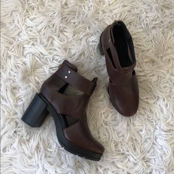 sorel margo cut out boot